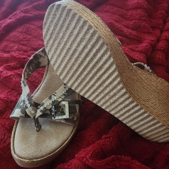 Sbicca camo wedge flip-flop - Picture 2 of 3